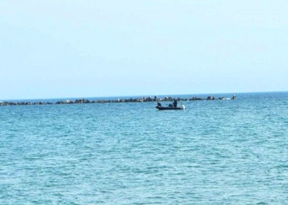 Şase turişti, la un pas de înec din cauza vântului puternic şi a valurilor mari